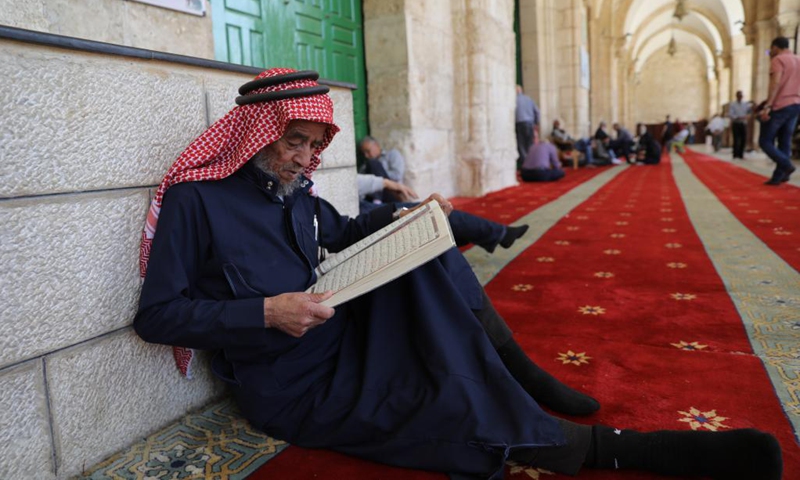 A man reads the Quran during Ramadan at al-Aqsa Mosque in Jerusalem's Old City, on April 6, 2022. (Photo: Xinhua)