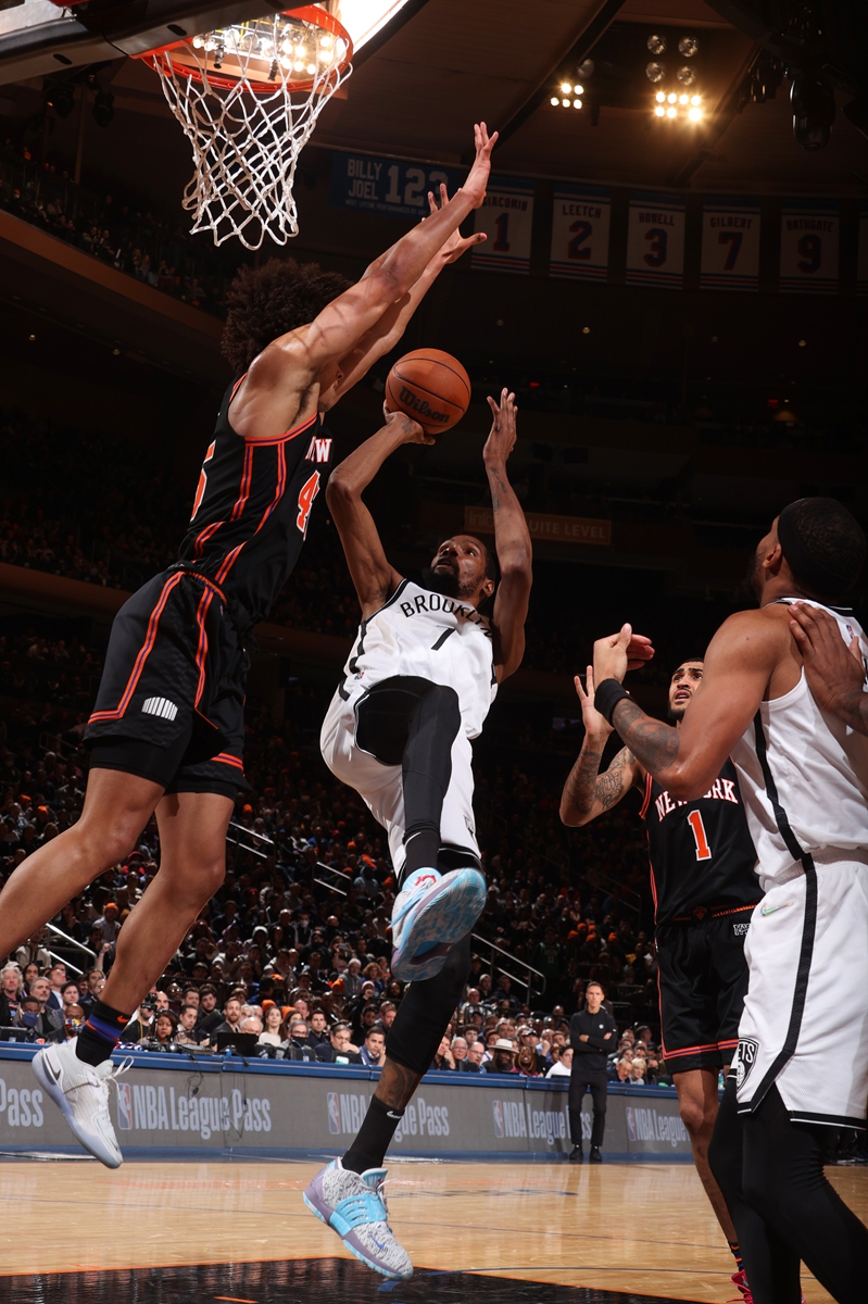 Kevin Durant of the Brooklyn Nets shoots the ball during the game against the New York Knicks on April 6, 2022 in New York City. Photo: VCG