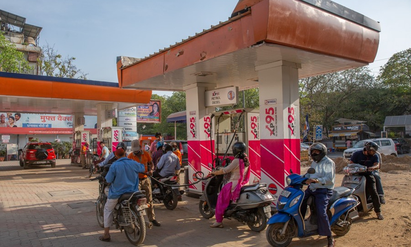 People wait to get their motorcycles refueled at a gas station in New Delhi, April 6, 2022.(Photo: Xinhua)