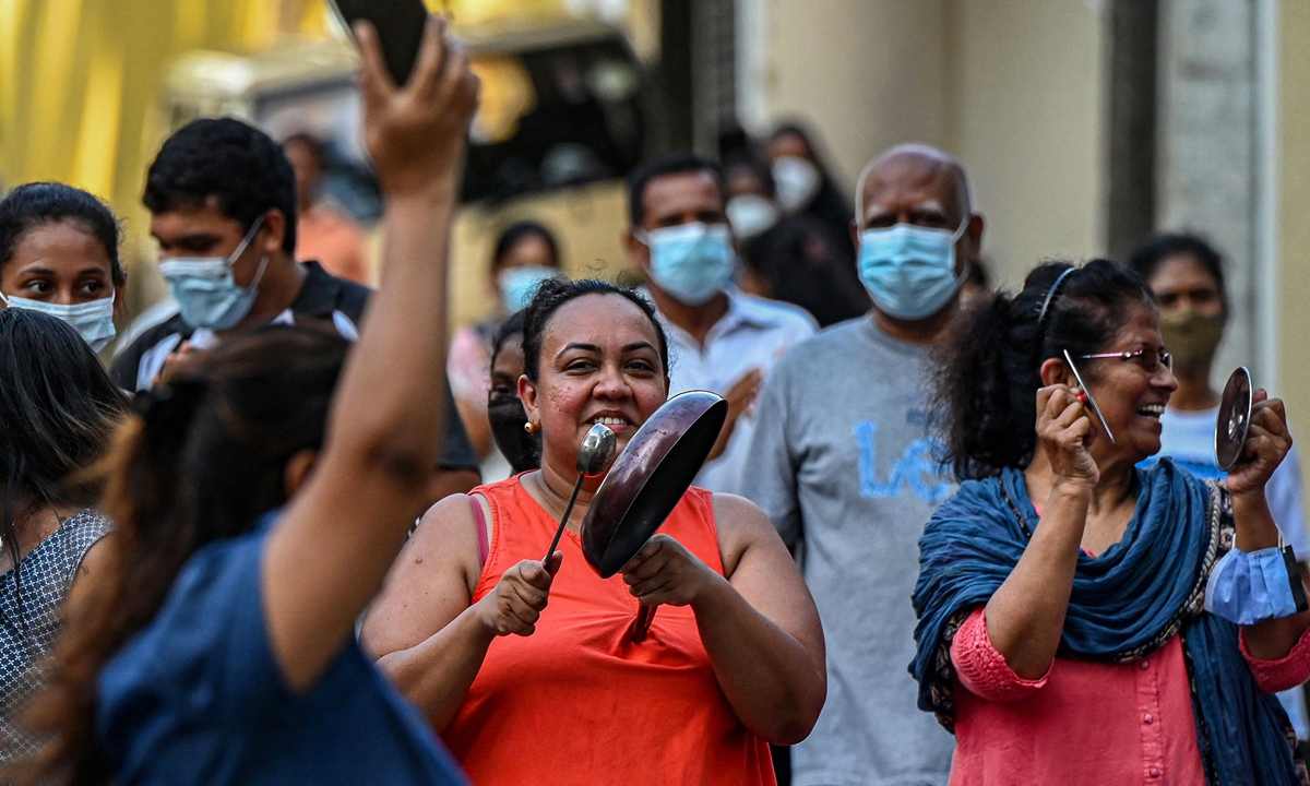 Protesters beat utensils as a sign of protest against the surge in prices and shortage of fuel in Colombo, Sri Lanka, on April 3, 2022. Photo: VCG