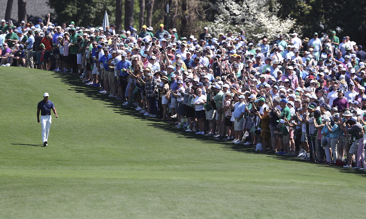 Supporters applaud as Tiger Woods begins his practice round in Augusta, Georgia, on April 4, 2022. Photo: VCG
