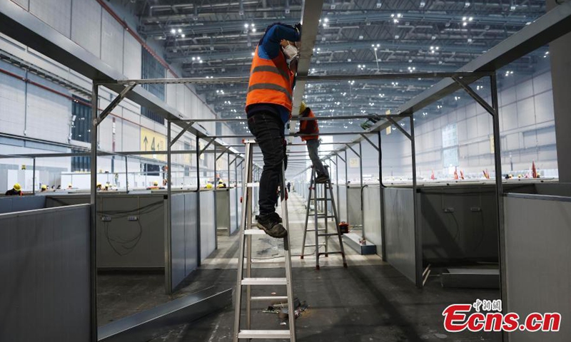 Construction workers work at the National Exhibition and Convention Center in east China's Shanghai, April 7, 2022. Shanghai's National Exhibition and Convention Center (NECC) will be converted to a makeshift hospital with a planned capacity of 40,000 beds. Upon completion, it will become the largest makeshift hospital to treat the COVID-19 patients in Shanghai.Photo:China News Service