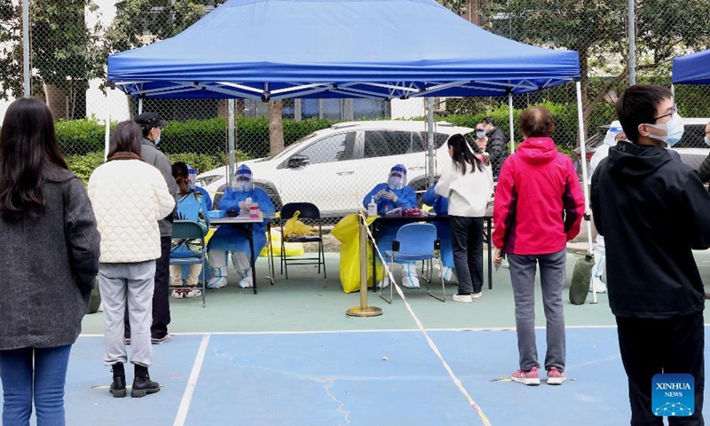 Medical staff take swab samples from residents for nucleic acid test in Putuo District of east China's Shanghai, April 1, 2022.Photo:Xinhua