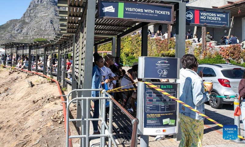 Tourists line up at a cable car station of Table Mountain in Cape Town, Western Cape Province, South Africa, on April 9, 2022.Photo:Xinhua