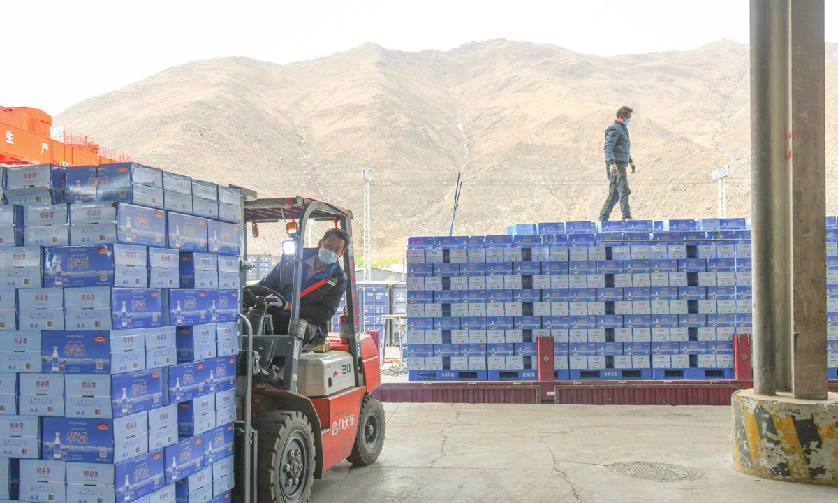 Workers load daily necessities at Lhasa Railway Station on April 10, 2022. The materials are contributed by the people of Xizang (Tibet) Autonomous Region to support Shanghai and Jilin Province which are fighting against the COVID-19 epidemic. Photo: VCG  