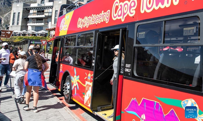 Tourists get off a sightseeing bus at a cable car station of Table Mountain in Cape Town, Western Cape Province, South Africa, on April 9, 2022.Photo:Xinhua