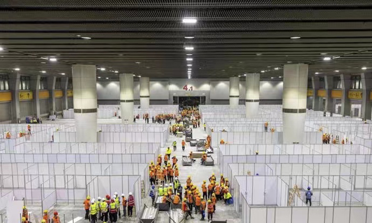 The construction of the makeshift hospital in the exhibition hall of the China Import and Export Fair in Pazhou district,south China's Guangdong Pronvince. Source:Southcn


