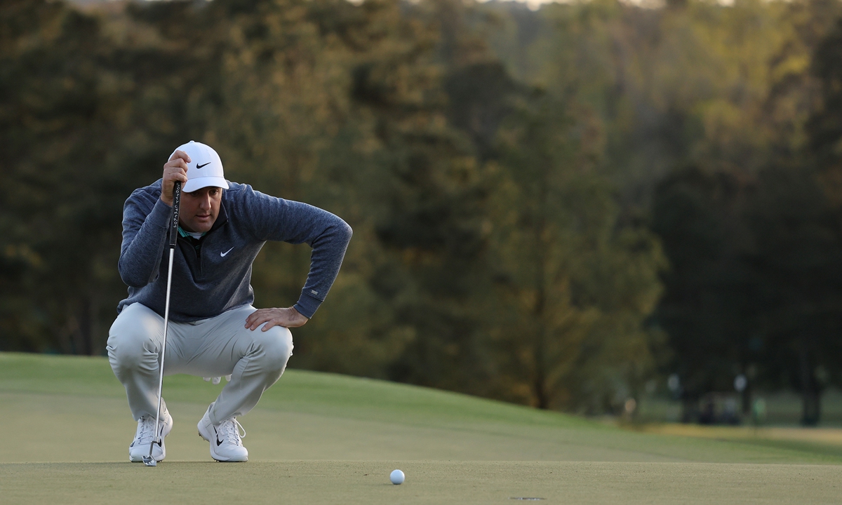 Scottie Scheffler lines up a putt on the 18th green during the third round of the Masters on April 9, 2022 in Augusta, Georgia. Photo: VCG