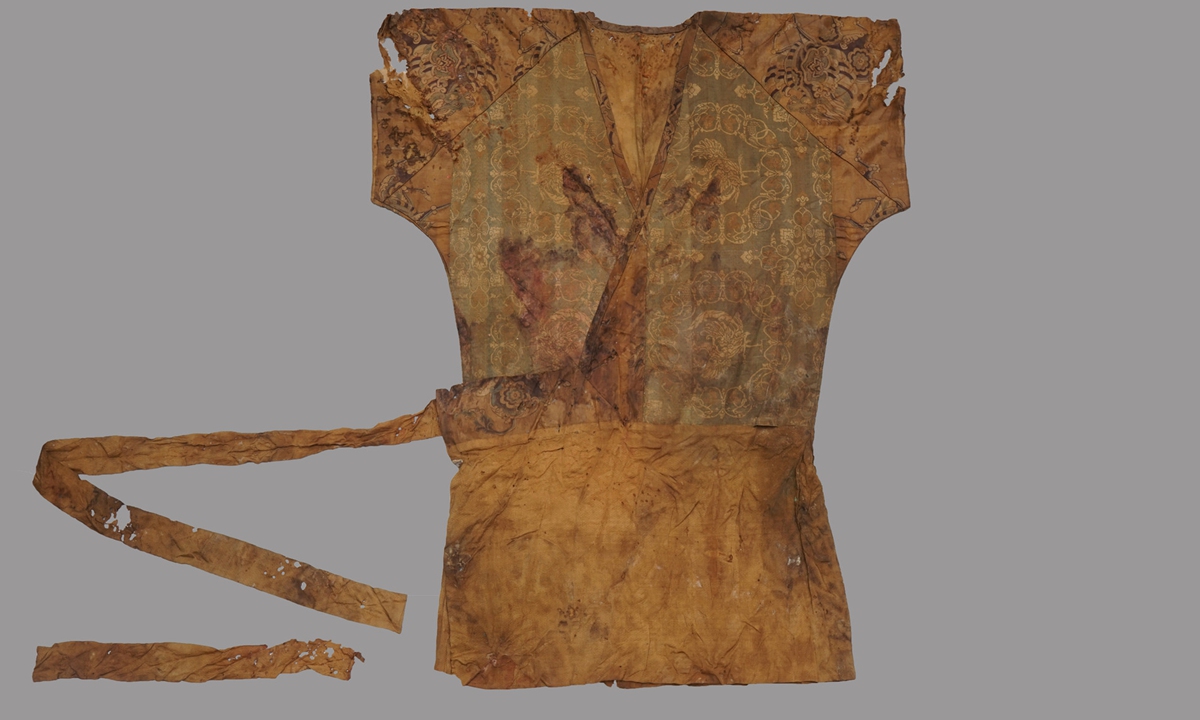 Tomb stones and clothing (top) unearthed from the tomb complex of Tuyuhun royal families Photos: Courtesy of China's National Cultural Heritage Administration