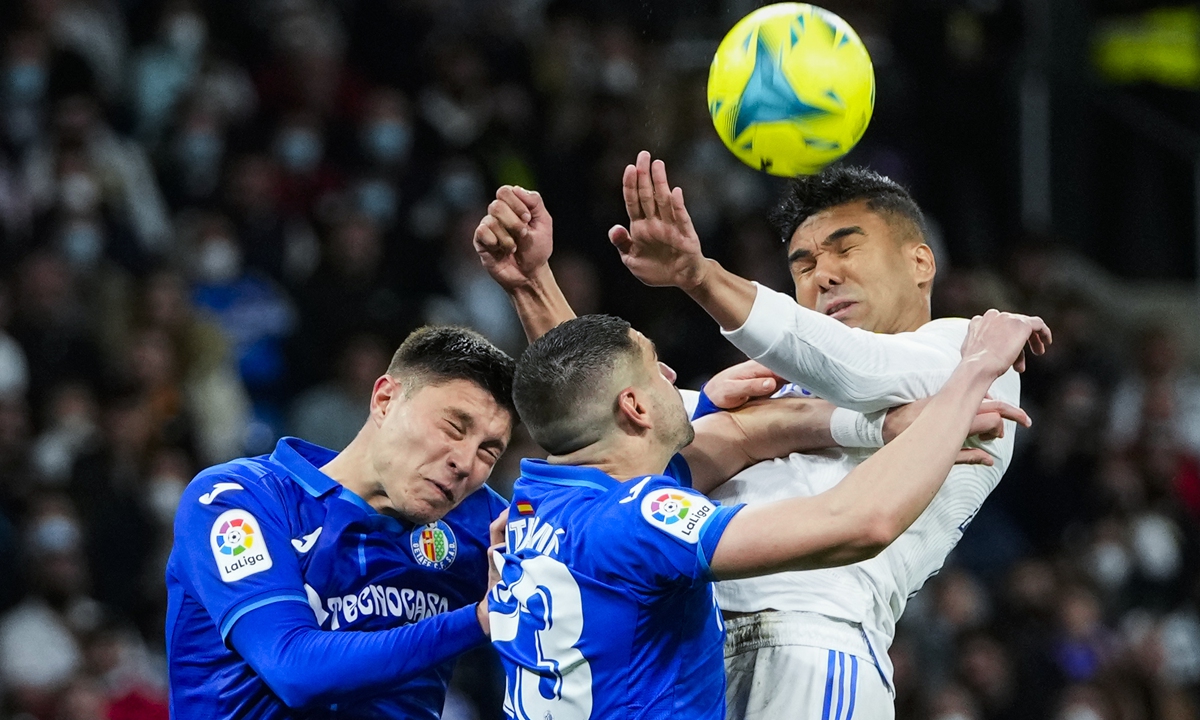 Real Madrid's Casemiro (right) goes for a header with Getafe defenders on April 9, 2022 in Madrid, Spain. Photo: VCG