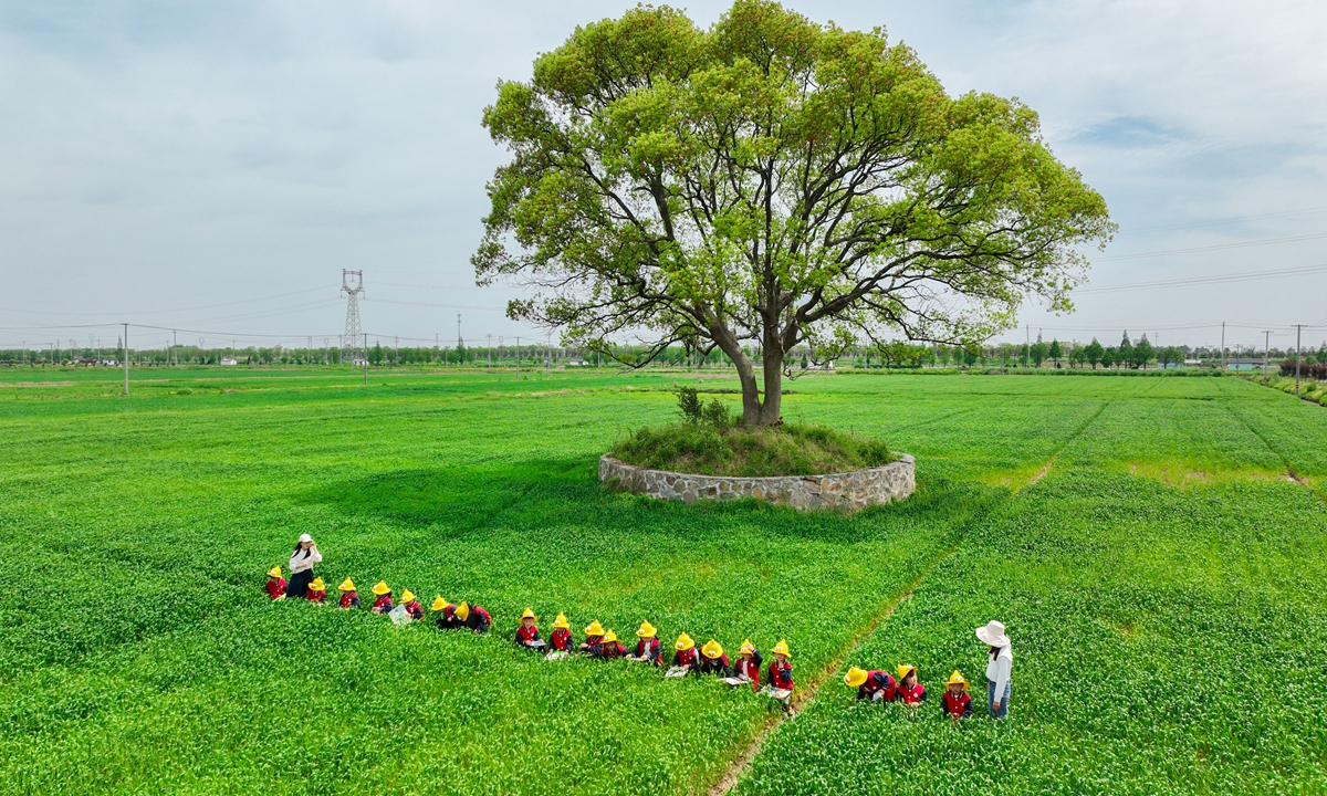  Children from a kindergarten in Huzhou, East China's Zhejiang Province paint pictures with