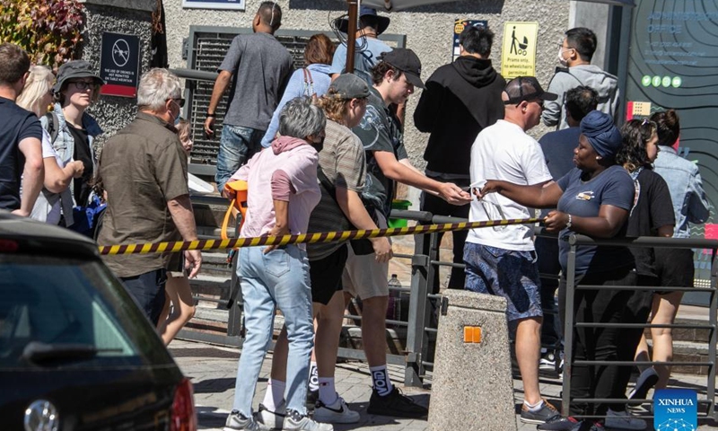 A staff member sanitizes a tourist's hands at a cable car station of Table Mountain in Cape Town, Western Cape Province, South Africa, on April 9, 2022.Photo:Xinhua