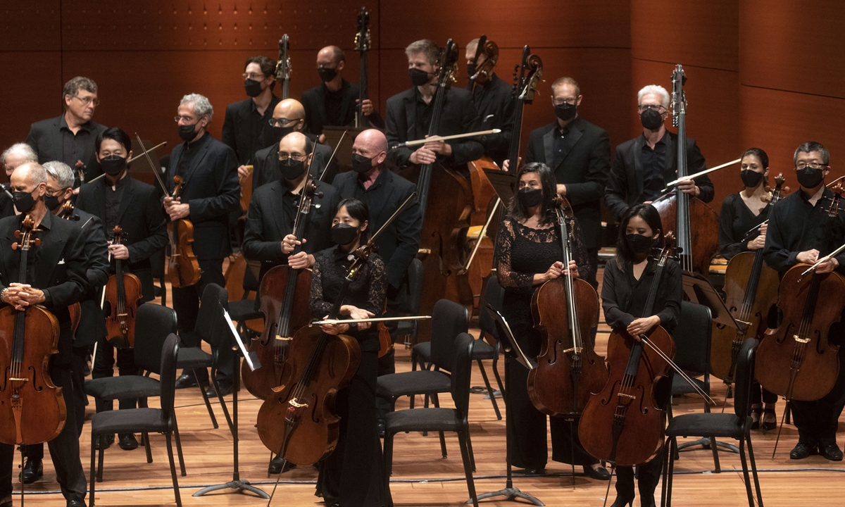 Dancers rehearse for ballet Anna Karenina at the national theater in Munich, Germany, on November 16, 2017.
Left: Musicians stand during the New York Philharmonic's first concert after its reopening at the Alice Tully Hall in New York, on September 17, 2021.
Photos: AFP
