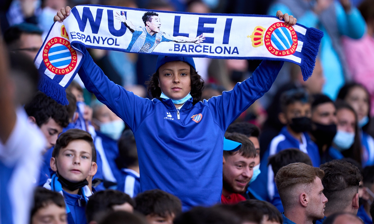 A fan holds a Wu Lei scarf during the match against Celta Vigo on April 10, 2022 in Barcelona, Spain. Photo: VCG