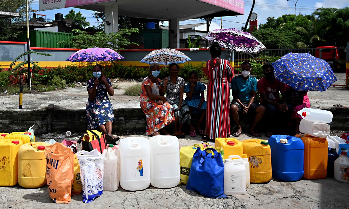 People fall in line to buy kerosene for their homes in Colombo, Sri Lanka on April 11, 2022. Amid the unprecedented economic crisis in Sri Lanka, the price of rice has risen to unbearable levels in the island nation, according to several consumers. Photo: VCG