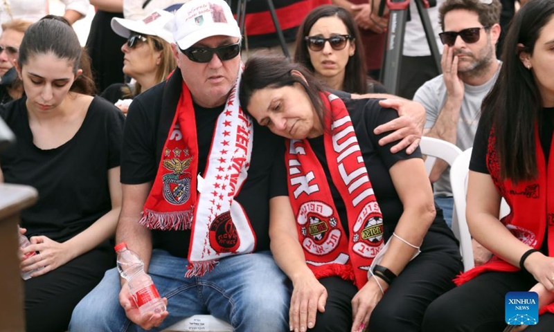 Parents of a victim mourn during a funeral in Kfar Saba, Israel, on April 10, 2022.Photo:Xinhua