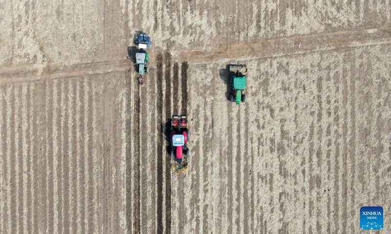 Aerial photo taken on April 9, 2022 shows farmers working on agricultural machinery at a field in Cainiu Town of Tieling County in northeast China's Liaoning Province.Photo:Xinhua