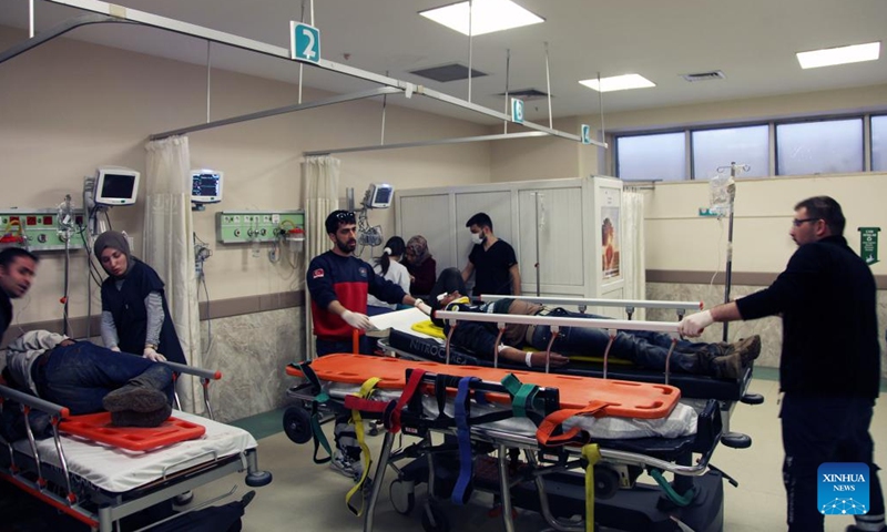 Medical staff treat the injured in Bitlis, Turkey, April 11, 2022. At least four were killed, and 25 others injured on Monday after a minibus crashed in eastern Turkey, semi-official Anadolu Agency reported. (Photo: Xinhua)