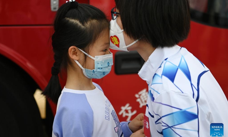 Xu Ning kissed her daughter before leaving for Shanghai, in north China's Tianjin, April 11, 2022.Tianjin sent a team of 78 traditional Chinese medicine (TCM) medical workers to help Shanghai fight COVID-19 pandemic on Monday.Xu Ning, a deputy chief physician from the First Teaching Hospital of Tianjin University of Traditional Chinese Medicine, is one of them. (Photo: Xinhua)