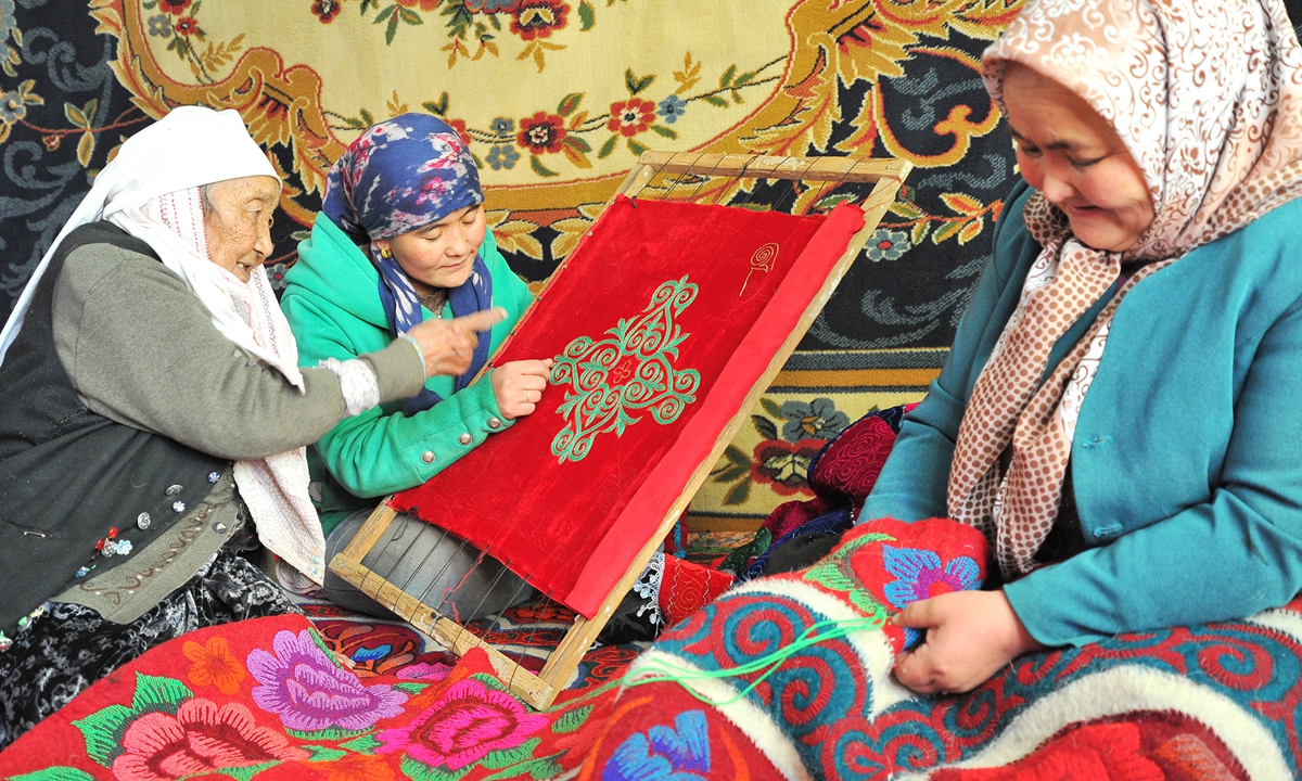 Women embroider handicraft items in Balikun county, Northwest China's Xinjiang Uygur Autonomous Region. Photo: VCG