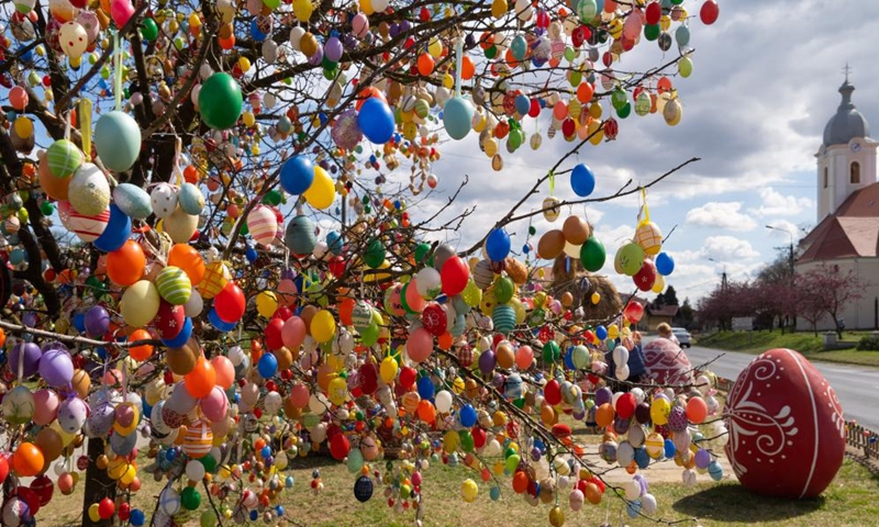 A tree decorated with Easter eggs is seen in the main square of Kethely, Western Hungary, on April 11, 2022.(Photo: Xinhua)