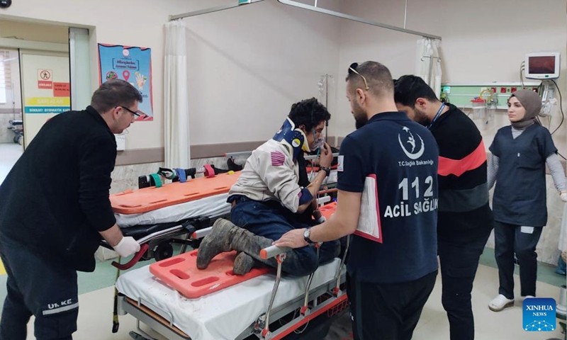 Medical staff treat the injured in Bitlis, Turkey, April 11, 2022. At least four were killed, and 25 others injured on Monday after a minibus crashed in eastern Turkey, semi-official Anadolu Agency reported. (Photo: Xinhua)