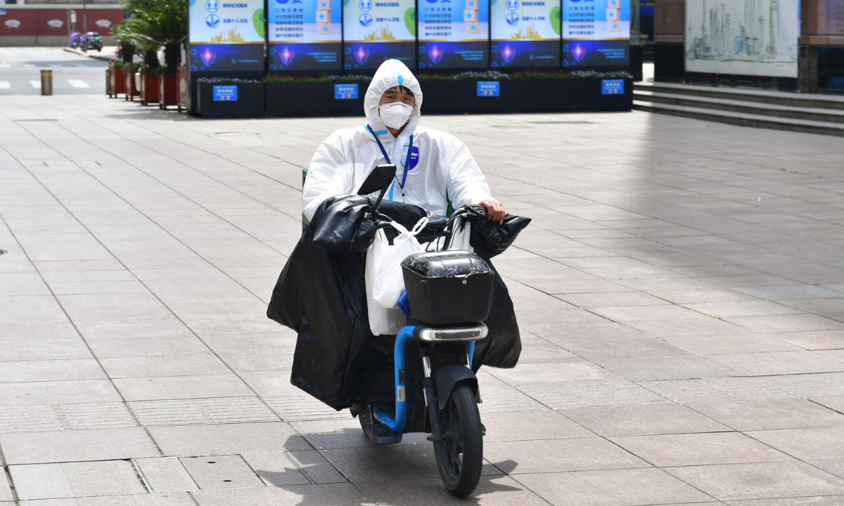 A delivery man delivers goods in Shanghai on April 10, 2022. Photo: VCG