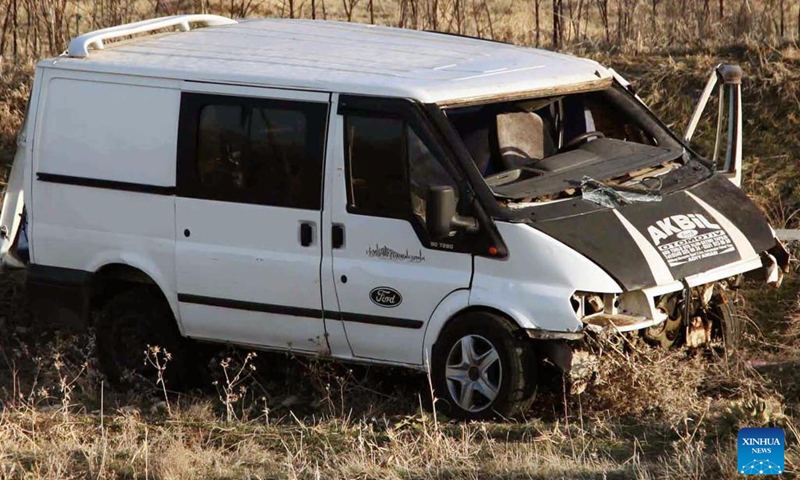 Photo taken on April 11, 2022 shows the accident scene in Bitlis, Turkey. At least four were killed, and 25 others injured on Monday after a minibus crashed in eastern Turkey, semi-official Anadolu Agency reported.(Photo: Xinhua)