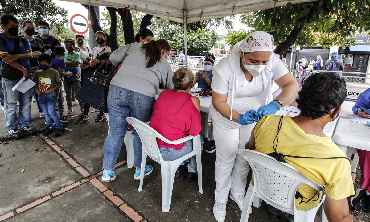 A nurse vaccinates a person against COVID-19 at the Francisco de Paula Santander International Bridge in Cucuta, Colombia on March 11, 2022. Photo: AFP