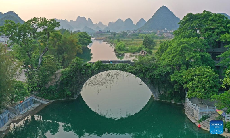 Aerial photo taken on April 11, 2022 shows the scenery along Yulong River in Yangshuo County, Guilin City, south China's Guangxi Zhuang Autonomous Region.(Photo: Xinhua)
