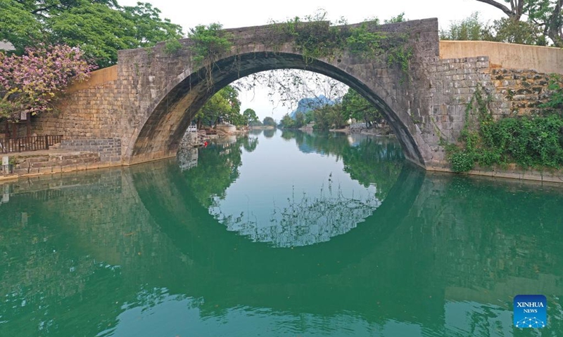 Aerial photo taken on April 11, 2022 shows the scenery along Yulong River in Yangshuo County, Guilin City, south China's Guangxi Zhuang Autonomous Region.(Photo: Xinhua)