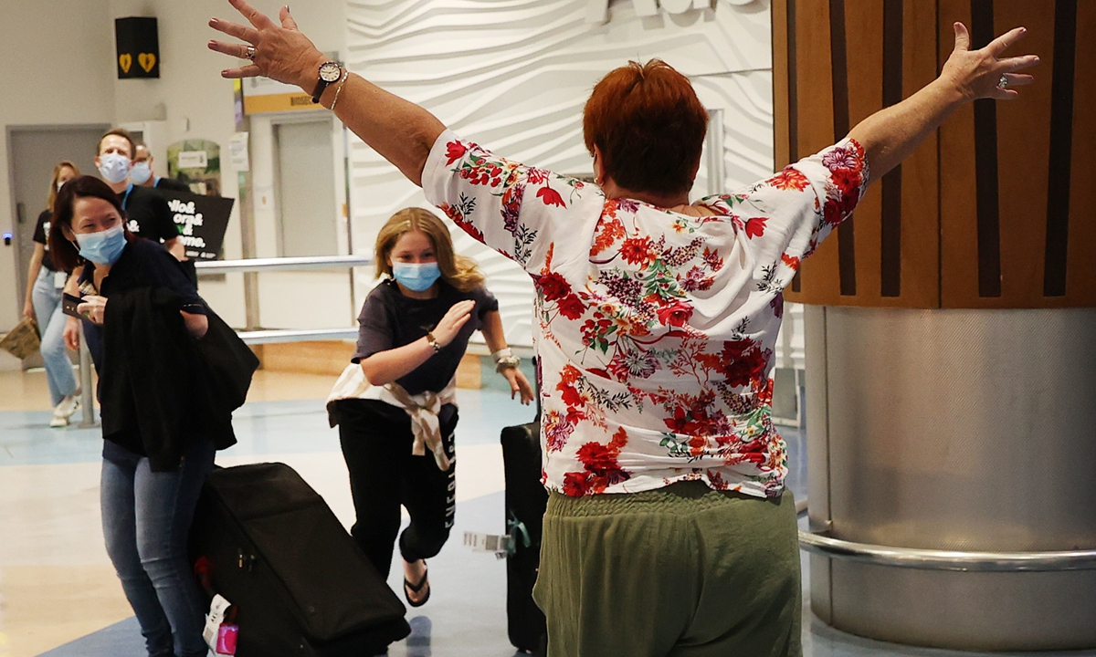 Bette-May Waine (right) welcomes her granddaughter Mackenzie Waine (center) and family from Australia for a holiday at Auckland International Airport on April 13, 2022. New Zealand borders reopened to Australian tourists from 11:59 pm on April 12, 2022. Photo: VCG