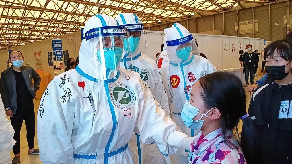 Medical staff say goodbye to young COVID-19 patients who are being discharged from the makeshift hospital in Shanghai. Photos: Courtesy to Bao Jie of Tongji Hospital
