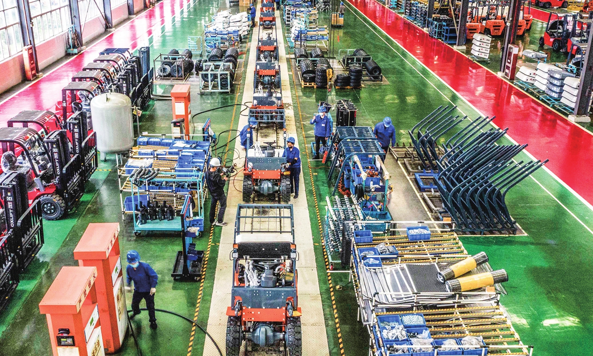 

Staffers work at a smart assembly line in a forklift company in Hefei, East China's Anhui Province on April 13, 2022. Cities are trying to balance production and epidemic prevention to ensure stable economic development. Photo: cnsphoto