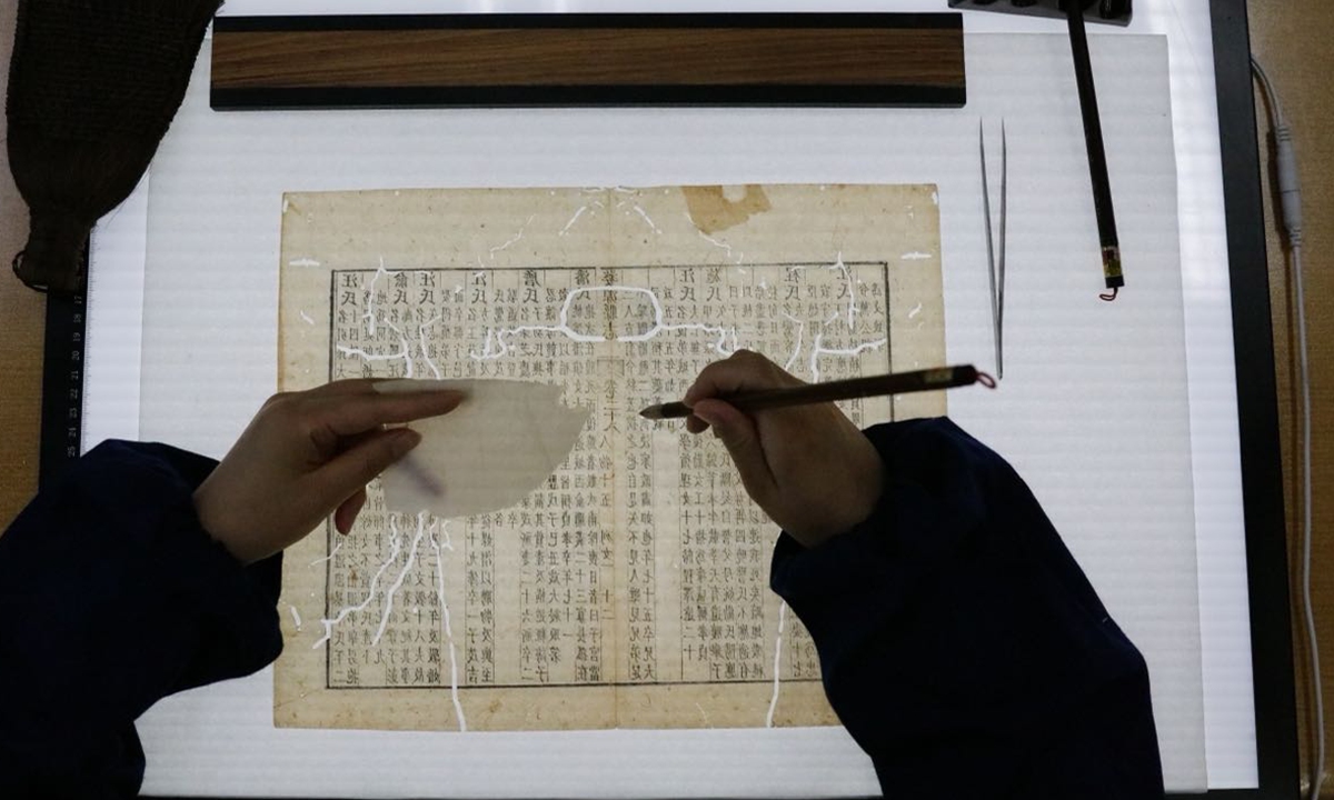 Book restorers repair ancient books.
Photos: VCG and Courtesy of Huang Jin