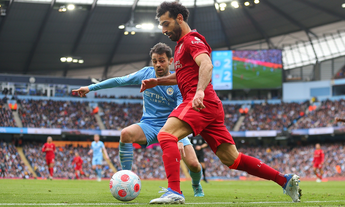 Bernardo Silva (in blue) of Manchester City competes with Mohamed Salah of Liverpool on April 10, 2022 in Manchester, England. Photo: VCG
