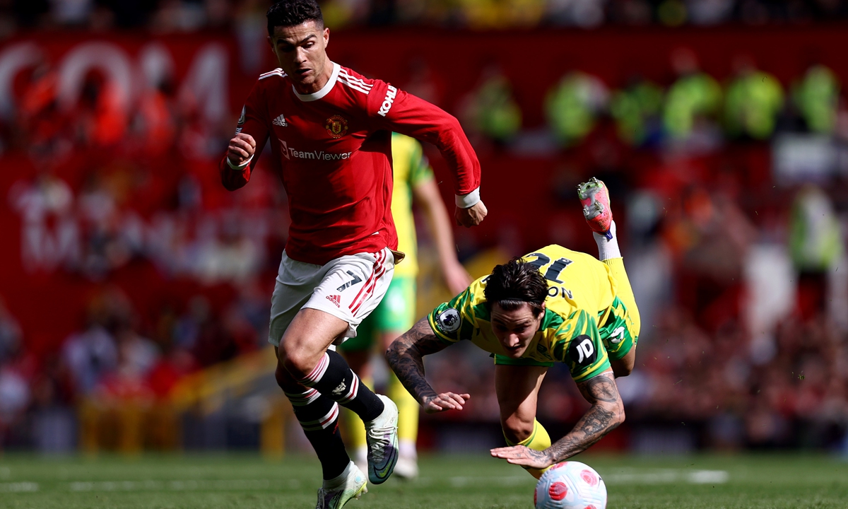 Cristiano Ronaldo (left) of Manchester United battles for possession with Mathias Normann of Norwich City on April 16, 2022 in Manchester, England. Photo: VCG
