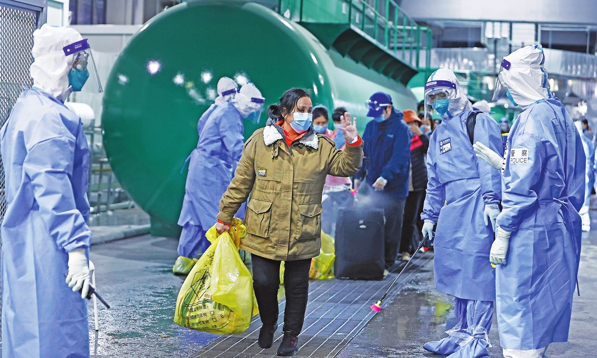 Residents end quarantine and say goodbye to the staff at the temporary hospital in the Shanghai New International Expo Center on April 14, 2022. On the day, the first group of 322 patients infected by the COVID-19 virus ended their quarantine period and left the hospital. Photo: VCG