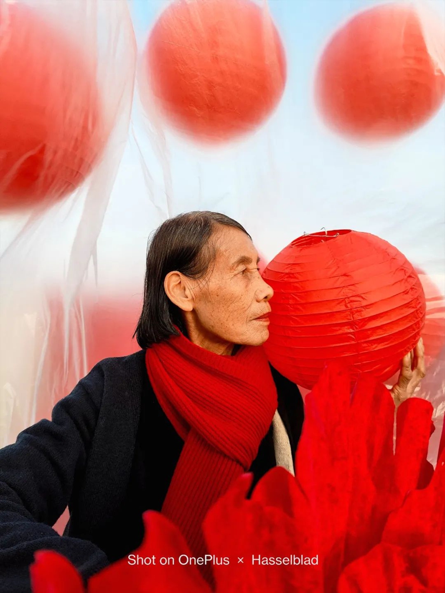 From left: Photographer Li Qihang's grandmother poses for photos.
Photos: Courtesy of Li Qihang Above and right: Photographs of the elderly fashion by Qin Xiao
Photos: Courtesy of Qin Xiao