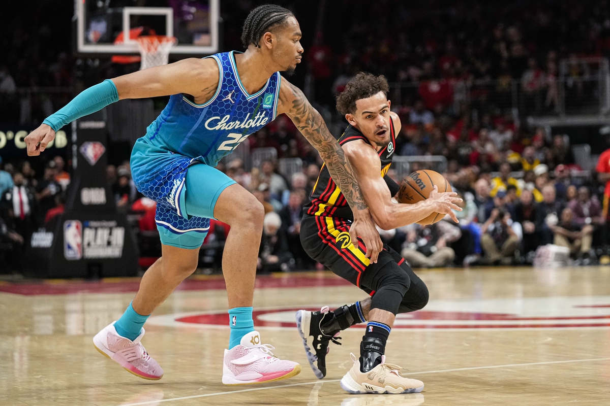 Trae Young (right) of the Hawks holds the ball on April 13, 2022 in Atlanta, Georgia. Photo: IC