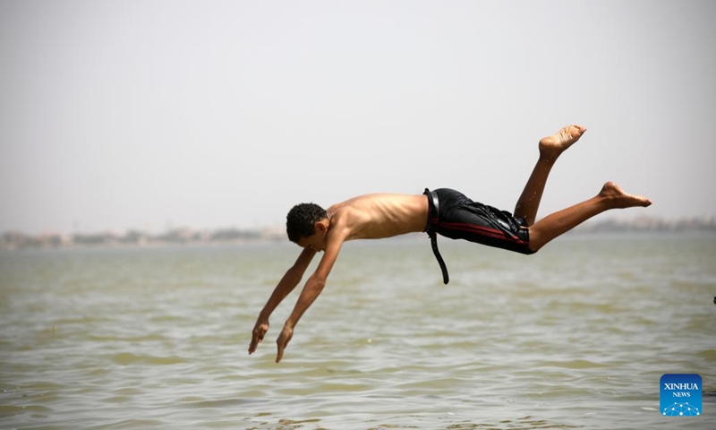 A man dives into the River Nile from a boat to cool himself in Khartoum, Sudan, April 12, 2022. (Photo: Xinhua)
