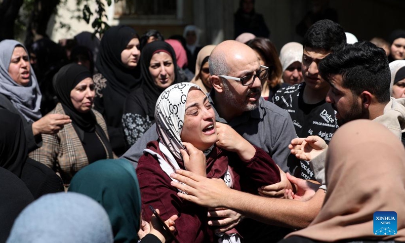 Relatives of Mohammed Assaf mourn during his funeral near the West Bank city of Qalqilya, on April 13, 2022.(Photo: Xinhua)