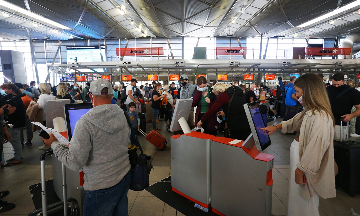 People queue on arrival at Sydney Domestic Airport in Sydney, Australia on April 14, 2022, which has been predicted to be the busiest day for domestic travel in two years. About 82,000 passengers are set to pass through Sydney Airport ahead of the Easter long weekend. Photo: VCG