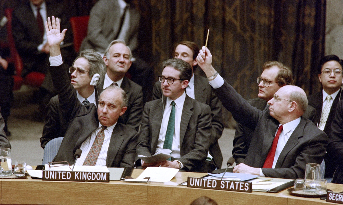 US and UK ambassadors to the United Nations vote on March 31, 1992 for sanctions against Libya.?Photo: AFP