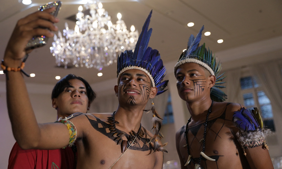 Indigenous models take selfies during a fashion event in Brazil on April 9, 2022.Photo:AFP