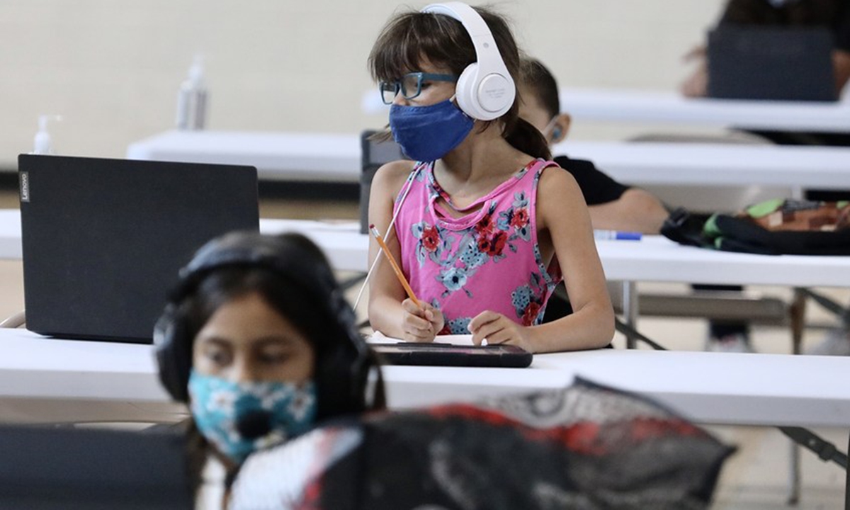 Students study online at a recreation center in Los Angeles, the United States, on Sept. 3, 2020. Photo: Xinhua