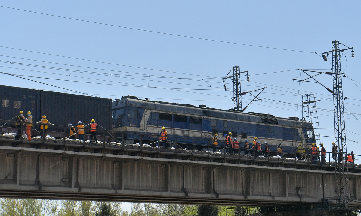 Workers and rescuers at the scene of the train accident in North China's Tianjin on April 15. Two cargo trains collided on the Daqin Railway's Jizhou District section, Tianjin on Thursday. No causalities were reported and the railway has been reopened to traffic. Photo: Xinhua