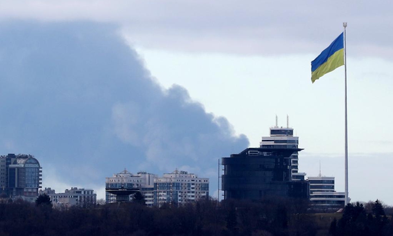 Photo taken on Feb 27, 2022 shows smoke rising in the sky in Kiev, Ukraine.Photo:Xinhua