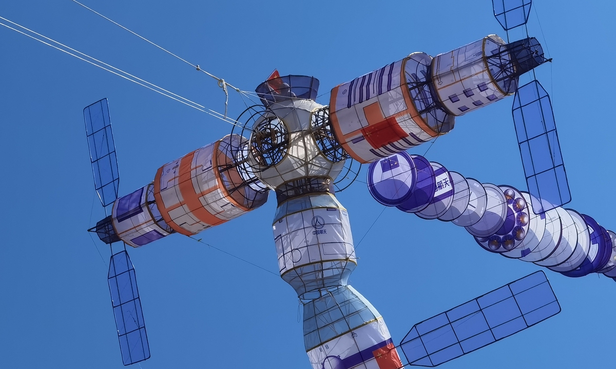 China Space Station-themed kite successfully launched in Weifang Binhai International Flying Field, East China's Shandong Province, to celebrate the return of taikonauts on April 17, 2022. Photo: VCG