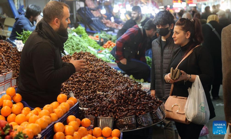 People shop at a market in Ankara, Turkey, on April 16, 2022. Turkey's annual inflation hit a record high of 61.14 percent in March amid rising energy and food prices, according to official figures.Photo:Xinhua